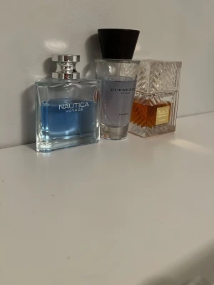 Parfymer - Säljer tre parfymer. Nautica voyage (65ml) Burberry (60-65ml) lattafa (75-80ml) låda finns bara till lattafa khamrah och inga kvitton. Köpt gärna allt tillsammans och då går ja hellre ner i pris