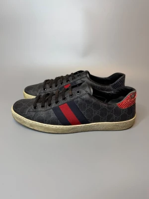 Gucci Skor - ‼️VI TAR INGA BYTEN‼️ Gucci ”Ace” Sneakers | Skick: 6/10 | Storlek UK 9 motsvarar 44-45 EU | Tillkommer kort vid köp! | Frakt sker inom 24 timmar efter köp 📦💨 | Hör av dig vid minsta fråga eller fundering 💭