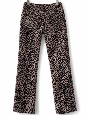 Leopardmönstrade jeans från ONLY - Säljer ett par snygga leopardmönstrade jeans från ONLY. Byxorna har raka ben, klassisk femficksmodell och är i ett stretchigt material som sitter skönt. Perfekta för dig som vill sticka ut med ett djurmönster i beige och svart.