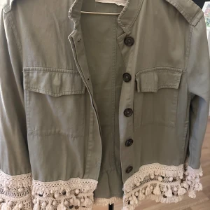 Grön jacka med virkade detaljer - pris kan diskuteras❤️