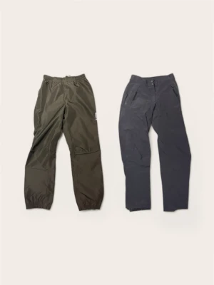 2 par Skalbyxor / Överdragsbyxor (TCS 5000) – ca Strl 158/164 - Säljer två par vind- och vattentäta funktionsbyxor med TCS Water 5000-membran. Utmärkta för lek och utomhusaktiviteter nu under våren. Säljes helst som ett paket.  Par 1: Everest. Storlek 158/164.  Par 2: Svarta funktionsbyxor. Storlekslapp oklar, men uppskattas vara samma storlek (ca 158/164).  Skick: Mycket fint skick! Båda byxorna är hela, men säljs otvättade/orullade. Kommer från ett rök- och djurfritt hem.  Pris: 299 kr.  Finns i Bromma. Snabb och smidig affär prioriteras.