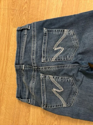 Jeans från Nelly  - Jeans från Nelly, de är knappt andvända. De har en fin detalj på fickorna. 