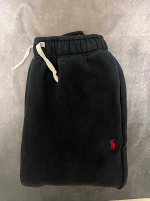 Ralph Lauren Sweatpants - Riktigt snygga Ralph Lauren sweatpants i storlek M säljes🙌🏼 färgen marinblå. Fraktar inom 24h efter köp✌🏼 kan gå ned i pris vid snabb affär🤝