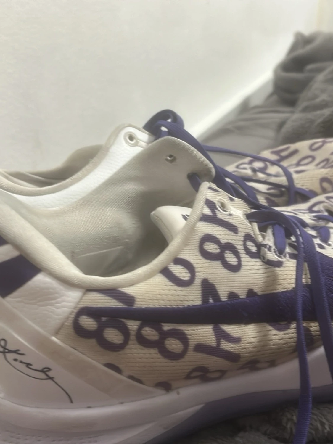 Vita sneakers med lila siffror