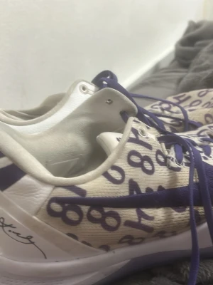 Vita sneakers med lila siffror - Kobe 8 court purple använda i storlek 45 men fortfarande mycket liv i sig 