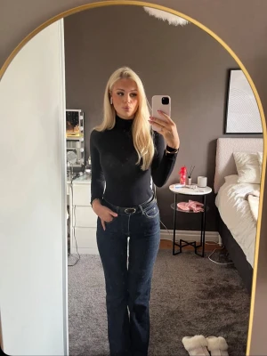 Mörkblå Jeans - Mörkblå raka jeans mid waist. Kommer ej till användning. Från Gina