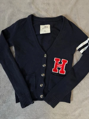 Marinblå kofta - Hollister - Fin mörkblå kofta från hollister💕