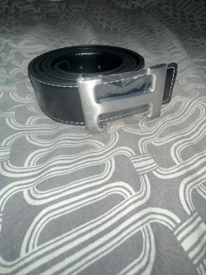 H-Bälte - Helt nytt svart H-bälte. Den är 125cm lång. Pris kan diskuteras 