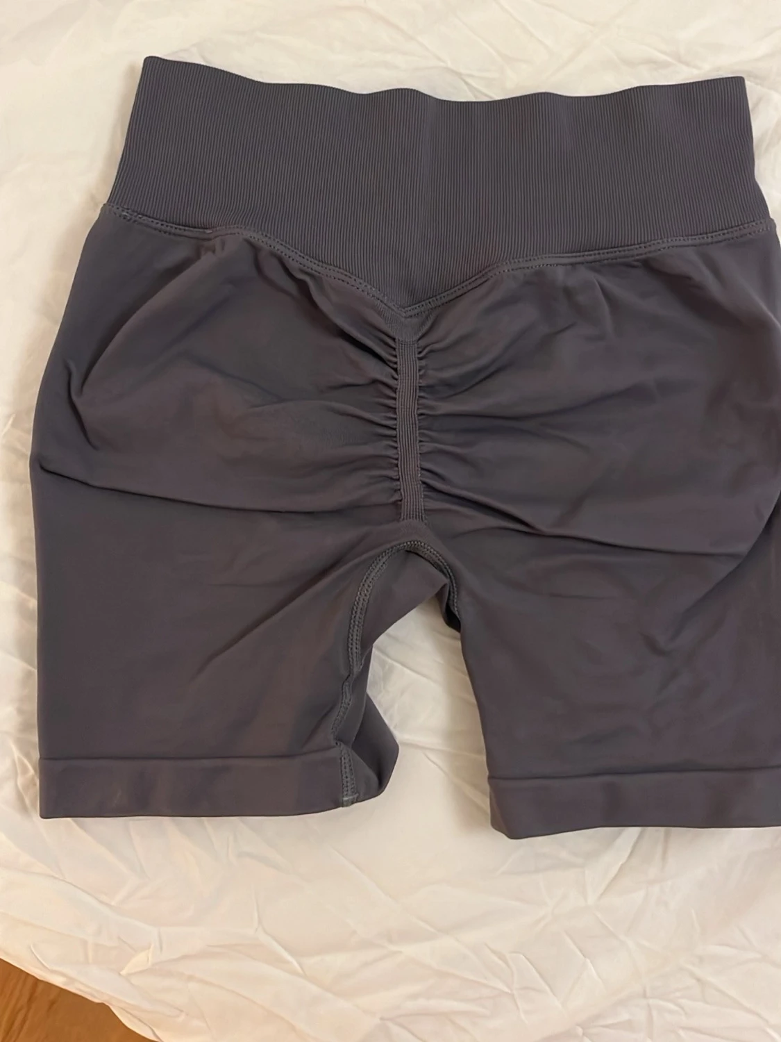 Gråa scrunchshorts från VOX activewear - 2