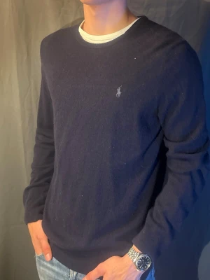 Kashmir tröja från Ralph Lauren - Kashmir mörkblå tröja från Ralph Lauren. Tröjan är i 100% Kashmir. Modellen är 190cm och vägen 80kg. Det är bara att skriva om du har fler frågor 🥰