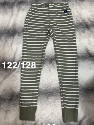 Polarn o pyret leggings - Gröna leggings med vita horisontella ränder från Polarn O. Pyret. Perfekta för en avslappnad och bekväm stil.🌸 Fint använt skick. Storlek 122/128