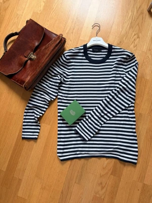 Randig tröja Matinique  - Säljer nu en Blå/Vit randig stickad tröja från Matinique i mycket bra skick✅Mycket snygga ränder och perfekt till våren👍Nypris: 1199 Mitt pris: 389🤩Vat inte rädd för att ställa fler frågor❤️