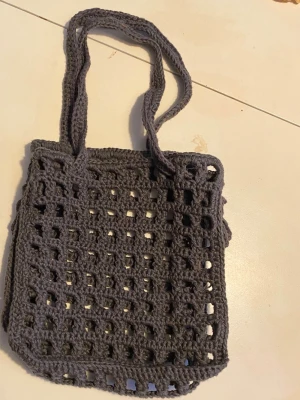 Grå virkad shoppingväska - Virkad nätväska i bomull 24x24 cm  Inga bilder när den sitter på mig! Katter finns i hemmet!