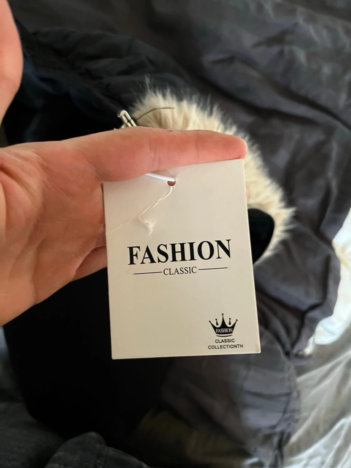 Svart pufferjacka med fuskpäls - 6