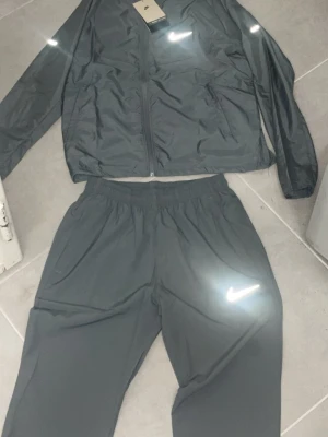 Nike tracksuit - Nike windbraker (prislapparna är ej på längre har använt ett par gånger i storlek S ( bara tröjan ingår)