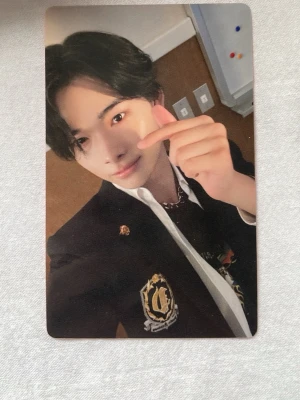 Enhypen Manifesto: Day 1 photocard - Enhypen photocard på Niki från Manifesto: Day 1, köpt via Weverse Shop. Inga skador på kortet