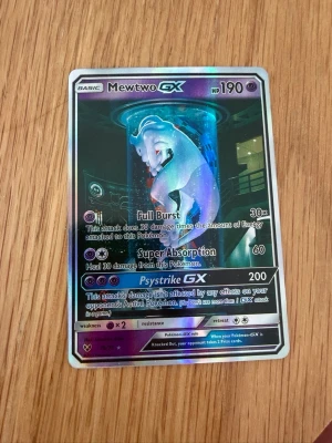 Mewtwo GX Pokémonkort holografiskt - Säljer ett Mewtwo GX Pokémonkort med holografisk yta. Kortet har coolt motiv av Mewtwo i ett laboratorium. Perfekt för samlare eller Pokémonfans som vill utöka sin kortlek.