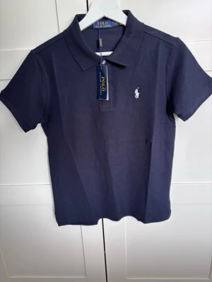 Ralph Lauren Piké - Helt ny Ralph Lauren piké i S men sitter som XS. Hör av dig vid minsta fråga🙌