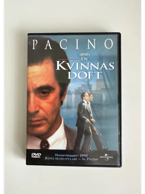 DVD - En Kvinnas Doft (Scent of a Woman) - DVD-film med vackra kultklassikern ”En kvinnas doft” (Scent of a Woman) med Al Pacino och Chris O’Donnell i huvudrollen. Varm film om den blinde pensionerade översten som anlitar en ung assistent att hjälpa honom. Filmen är en Oscarvinnare från 1993 för Bästa skådespelare, regisserad av Martin Brest. Originalförpackning i mycket gott skick.