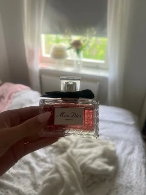 Dior miss essence parfym  - Ny! Bara testad! Det är den stora förpackningen! 80ml🥰 orginal pris 2300kr så du sparar 700kr🥰 reaktiv ny lansering från dior! 😊