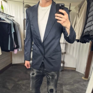 Saint laurent kavaj - Mycket fint skick, inga defekter. Nypris ca 3000kr. Passar dig som är 175-185 ungefär. Modellen är 185 cm, 75 kg och den passar men kanske lite kort.  Skriv för mer information!🤝