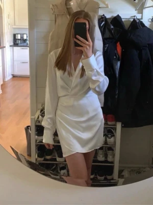 Vit satinklänning Zara - Superfin klänning från Zara. Perfekt till sommaren o midsommar🎀🎀