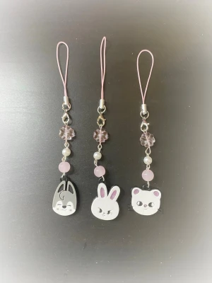 Straykids phonecharms  - 100% handgjord av mig! Snälla kontakta innan du trycker på köp nu, ifall de redan har blivit såld på en annan app🫶🏼 kontakta och säg vilken du vill ha! #trinket #y2k #alt #emo #goth #anime #kpop #scene #whimsical #fairy #fairycore #fairygrunge #kawaii #coquette #sanrio #juminocore #shoujo #swag #mlp #mylittlepony #bluelock #saikik #demonslayer #naruto #jujutsukaisen #jjk #skz #straykids 