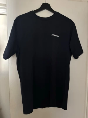Patagonia P-6 Logo T-Shirt navy - Patagonia P-6 Logo T-Shirt navy i mycket bra skick och har endast använts ett fåtal gånger. 