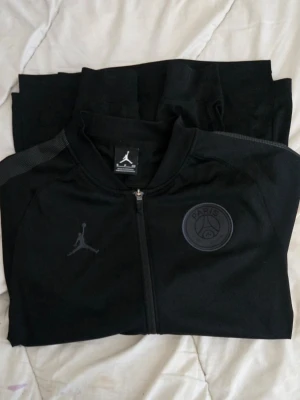 Svart zip från nike och psg  - Nyskick, orginal, storlek S