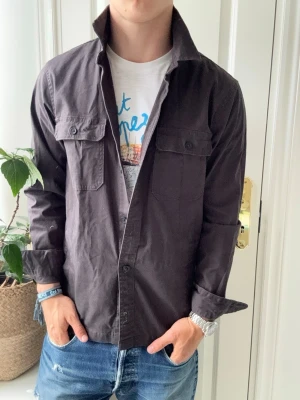 Hollister overshirt  - Hollister overshirt, Inga defekter! Modellen i bilderna är 180 cm 75 kg och bär Storlek M , Kom med frågor! 🌟 (Kan gå ned i pris vid köp av paket 😉) 