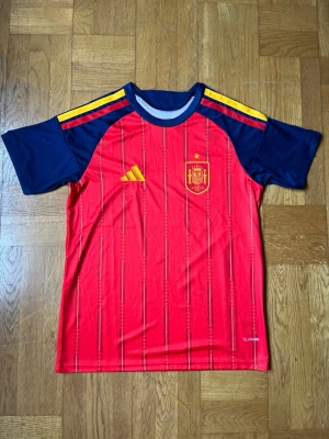 Spaniens fotbollströja Adidas röd - helt ny med etiketter storlek M färg röd