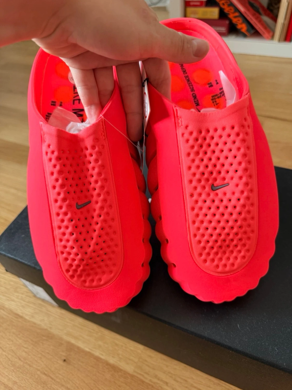 Neonröda Nike tofflor - 1