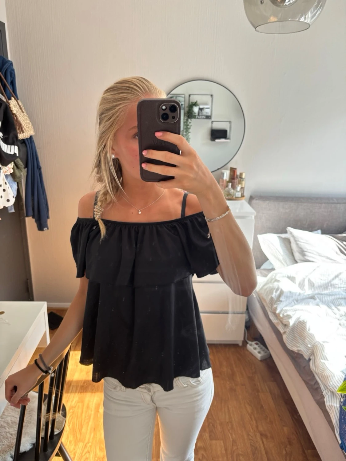 Svart offshoulder blus med volang - 1