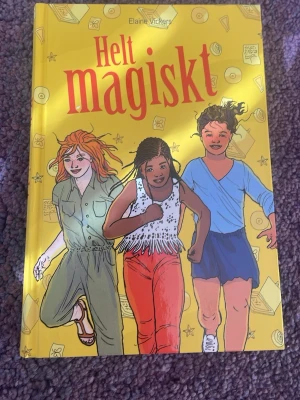 Bok, ”Helt magiskt” av Elaine Vickers - ”Helt magiskt” är en bok av Elaine Vickers som handlar om Grace, Jada och Malia. Boken är inbunden och är från företaget Girl:it❤️