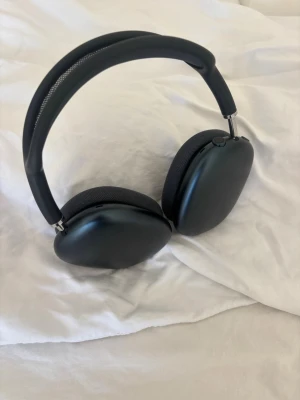 Apple AirPods Max mörkgrå hörlurar - Säljer mina AirPods Max i marinblå färg. De är i fint skick och fungerar utan problem. Har använts normalt och tagits väl om hand. Ljudet, brusreduceringen och batteriet fungerar som det ska. Originalkartong följer med. Säljer dem eftersom de inte används lika mycket längre. Hör gärna av dig om du har några frågor eller vill se fler bilder.