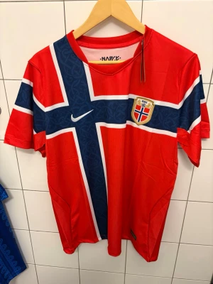 Norges hemma tröja VM Storlek L  - 🇳🇴 Norge Hemmatröja L – Mycket fint skick ⚽  Säljer en stilren Norge hemmatröja i storlek L för 299 kr. En ikonisk fotbollströja som passar perfekt både för matchdagar, träning och vardagsbruk.  ✨ Mycket fint skick ✨ Bekväm passform ✨ Storlek L ✨ Snygga detaljer och klassisk design ✨ Perfekt för både samlare och fotbollsfans  Tröjan är väl omhändertagen och redo för en ny ägare. Skickas snabbt efter köp.  📦 Snabb frakt 💬 Skicka gärna meddelande vid frågor eller om du vill se fler .  Pris: 299kr