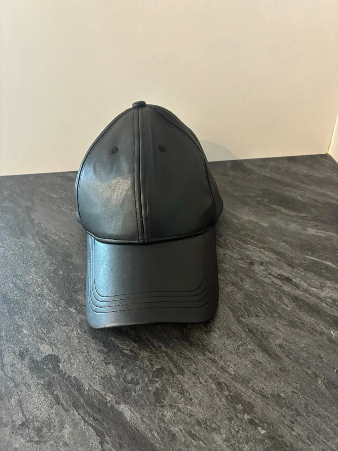 Svart keps i läder - 1