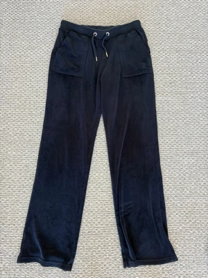  Juicy Couture mjukisbyxor - Säljer ett par mörkblåa mjukisbyxor från Juicy Couture i mjuk velour. Perfekta för chill dagar eller när du vill vara extra comfy🫐🕯️ Barnstorlek (14/15 enligt lappen) men skulle säga att passar S-M. 