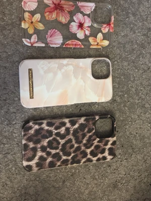 Tre snygga mobilskal med olika mönster - Säljer tre coola mobilskal för iPhone. Ett transparent med blommor i rosa och gult, ett marmormönstrat i ljusa pastellfärger från Richmond & Finch, och ett med leopardmönster i brunt och svart. Perfekt för dig som vill variera stilen på mobilen. Säljer ideal of sweden skalet för 75kr och de två andra för 50kr/st! Alla 3 för 150kr🩷