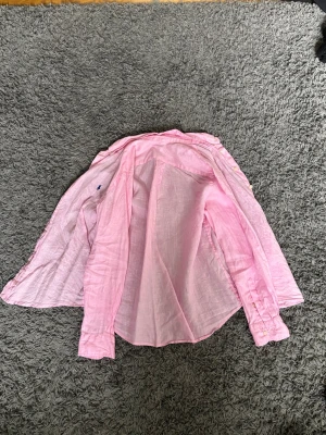linneskjorta Polo Ralph Lauren - Säljer en rosa RL skjorta i väldigt fint skick, knappt använd och inga skador, den passar väldigt bra på t.ex sommarkvällar och liknande.