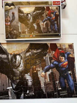 Batman vs Superman pussel 160 bitar - Pussel med 160 bitar från Trefl med motiv av Batman och Superman Kartongen har fått ngn törn men pusslet är helt