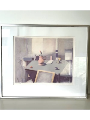 Ulf Wahlberg litografi tavla - 69x57cm - Underbar färglitografi / tavla av erkände svenske konstnären Ulf Wahlberg (1938-2014). Del av sin älskade serie med ljusa stilleben, här i ett behagligt motiv i grått, blått, lila och ljus korall. Inramad och 151/390 och signerad av konstnären. Mått: 57 x 70 cm. Ett stycke vacker konsthistoria, som kommer förgylla vilket hem som helst. 