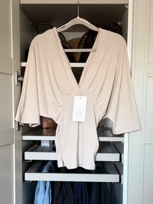 V-ringad topp ZARA - Oanvänd v-ringad topp Zara 🥰