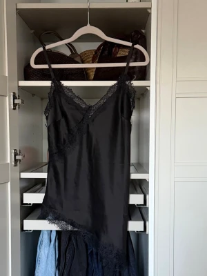 Asymmetriskt spetslinne  - Assymetriskt spetslinne från ginatricot, helt oanvänt🤩