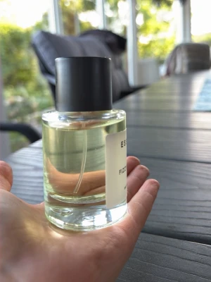 ESSNCE Fizzy Mango Eau de Parfum - Fräsch parfym från ESSNCE med doft av Fizzy Mango. Helt oanvänd då jag ångrade mig försent. Nypris 360kr.