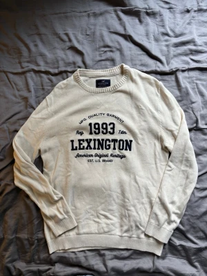 Beige Lexington sweatshirt med tryck - Lexington tröja i storlek M men passar mer som storlek S. Köpte den använt men sålde för att den var för liten. Man kan se att den har gått lite smuts på sig men inte för synligt. Ställ gärna frågor.