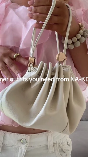 Väska  - Beige / krämvit väska med guld detaljer. Bra skick men lite slitningar på bandet som syns på sista bilden men det är inget som syns vid användning💞