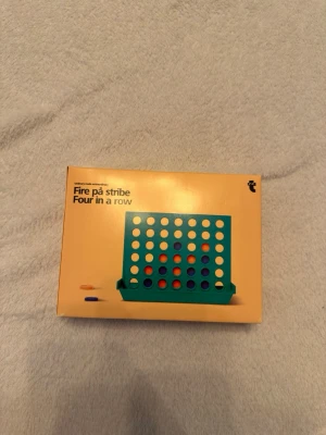 Fyra i rad spel i plast, liten - Säljer ett klassiskt Fyra i rad-spel i plast med blå spelplan och röda samt gula spelbrickor. Spelet kommer i originalförpackning och är perfekt för två spelare som gillar strategi och utmaning. Lätt att ta med och enkelt att spela var som helst. Oanvänd