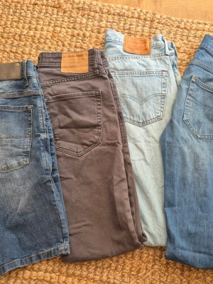Jeans Levi's Jack and jones Tiger of Sweden Shine original  - Ett par jeansshorts i st M Två par jeans I st W29 L32 Ett par jeans I st W31 L34        Längd skillnad se bild 