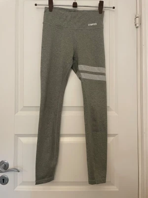Stronger tights - Träningstights från märket Stronger i en grå/grön färg. De är i fint skick och har en liten ficka baktill.